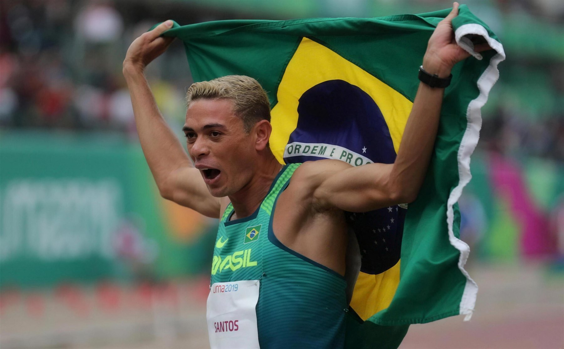 Altobeli Silva comemorando com a bandeira do Brasil